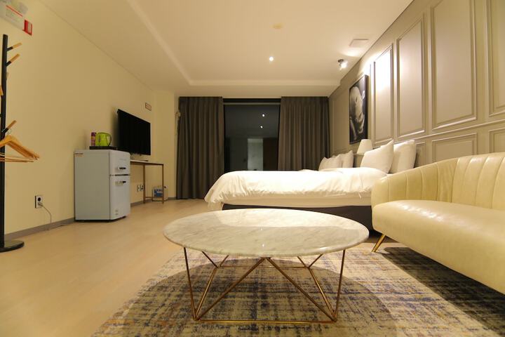 Room 35 of 190