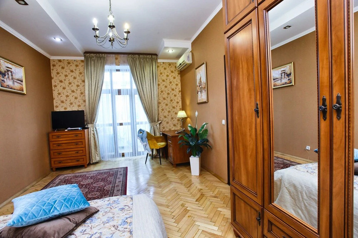 Room 3 of 10