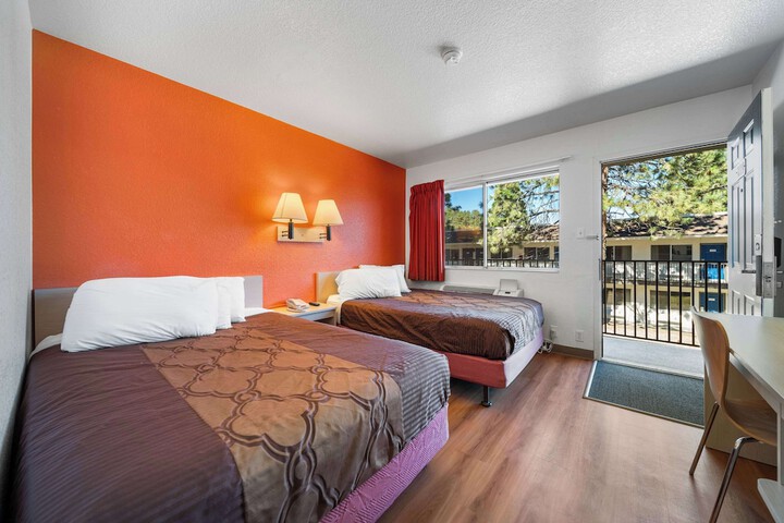 1 Queen Bed (4 of 21)