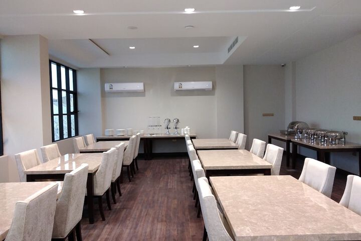 Dining 10 of 13