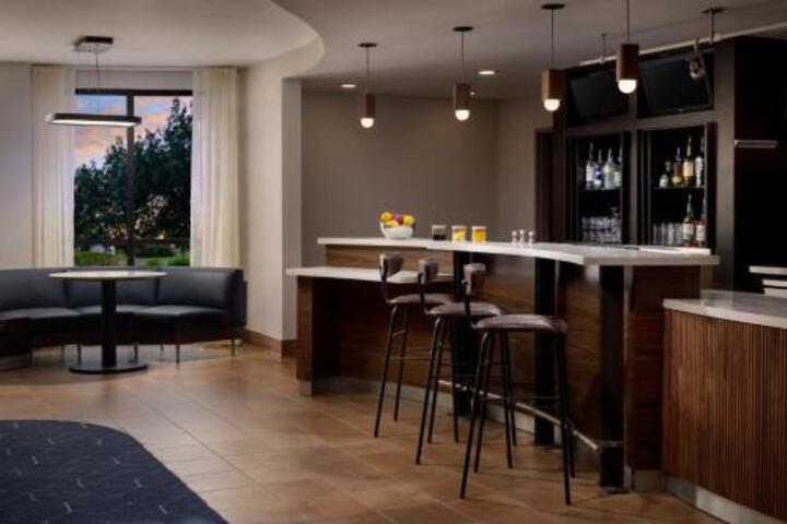 Lounge 8 of 35
