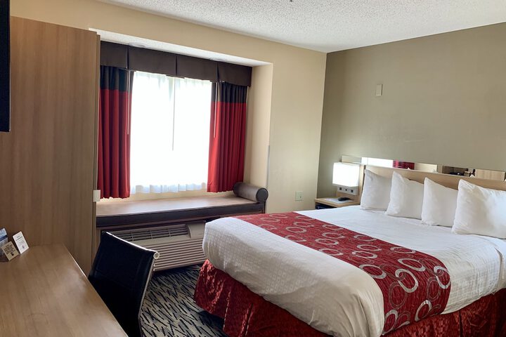 1 Queen Bed (9 of 13)