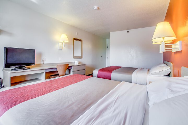 1 Queen Bed (4 of 13)