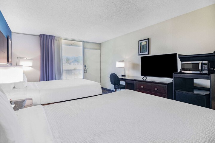 2 Queen Beds (2 of 3)