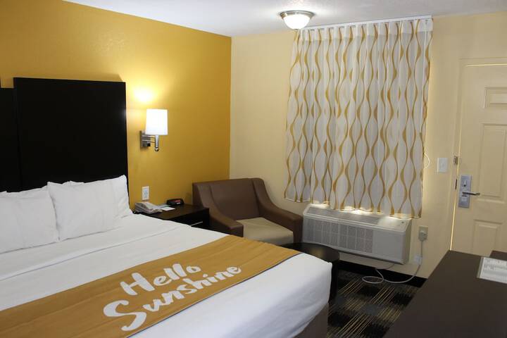 1 King Bed (2 of 12)