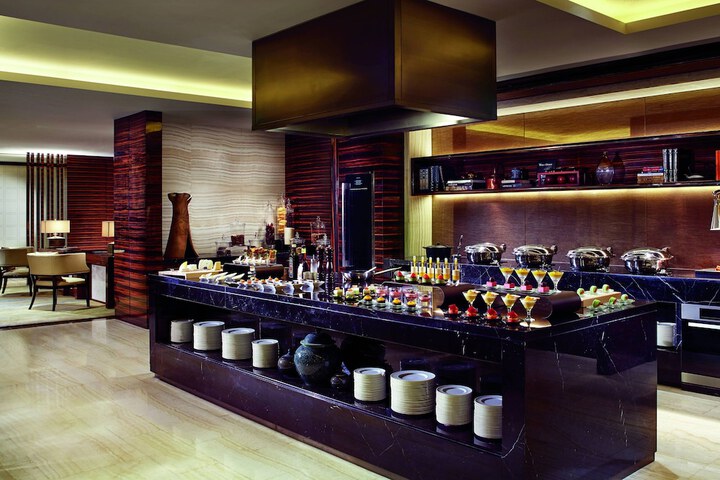 Lounge 107 of 122