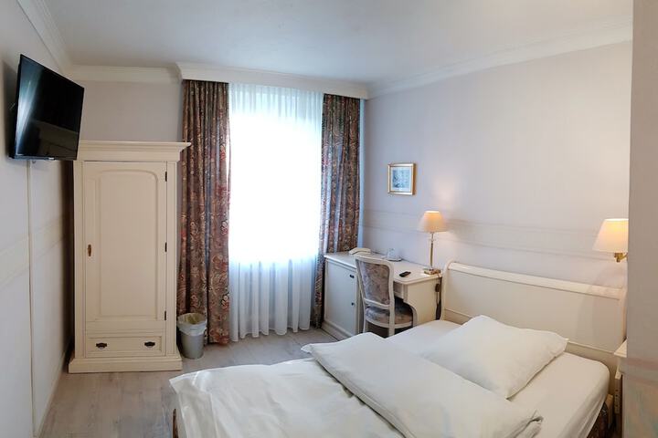 Room 8 of 32