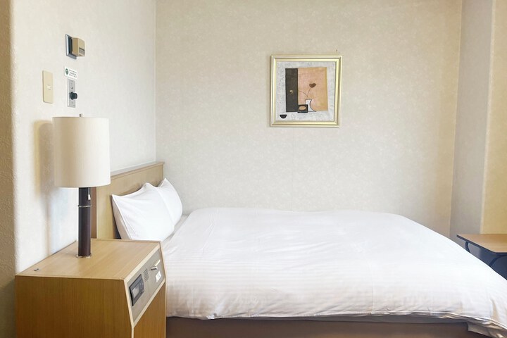 Room 7 of 28