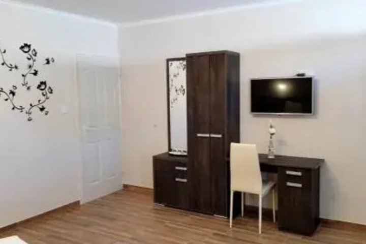 Room 4 of 8