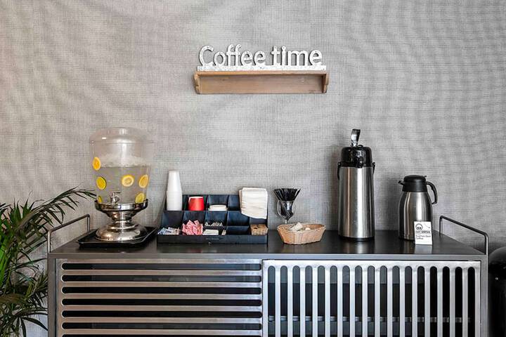 Breakfast/Coffee Service 29 of 42