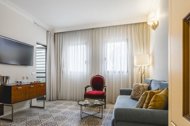Room 3 of 32
