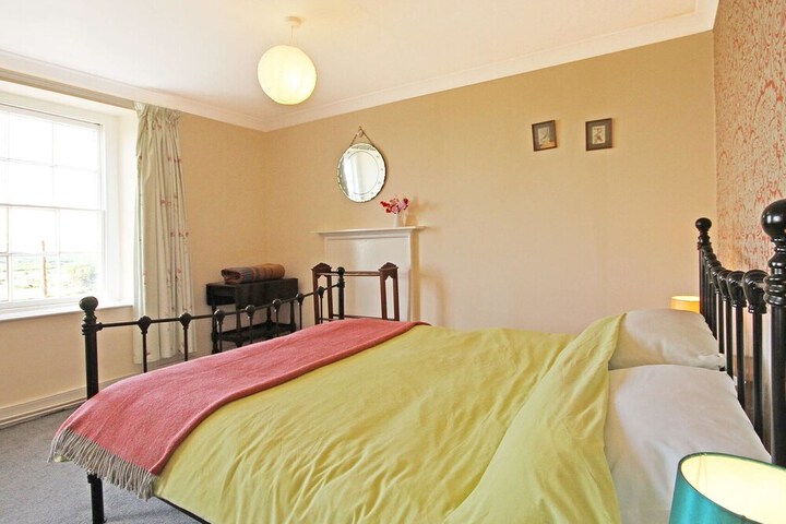 Room 2 of 10