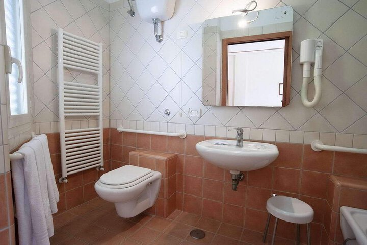 Room 3 of 41