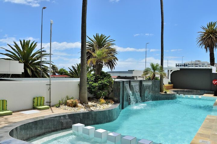 Pool 152 of 370