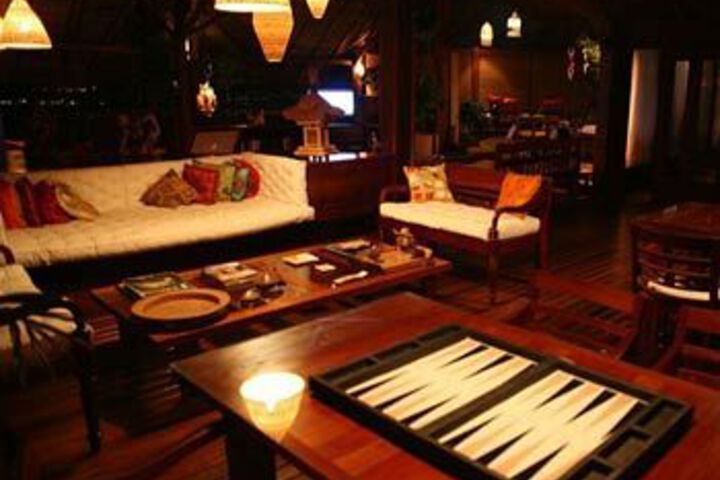 Lounge 13 of 52