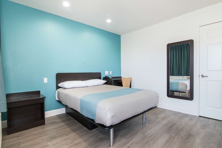 1 Queen Bed Micfridge (5 of 5)