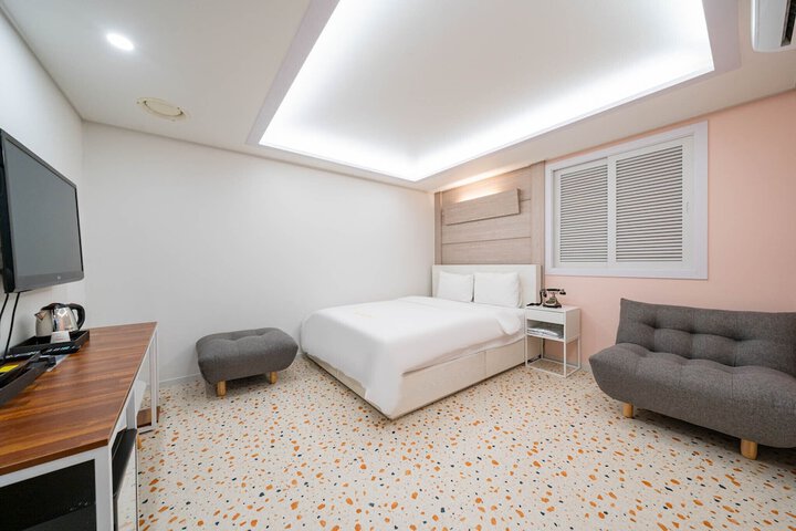 Room 8 of 37