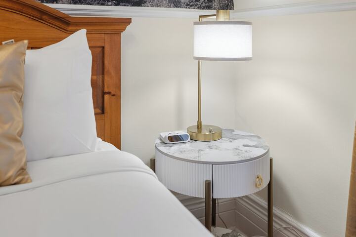 Room 28 of 115