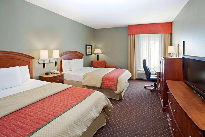 1 King Bed Deluxe Mobility Accessible (14 of 15)