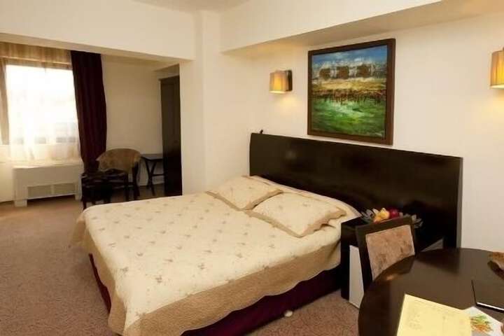 Room 10 of 28