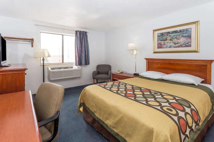 1 Queen Bed (2 of 16)