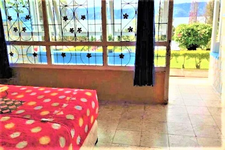 Room 6 of 8