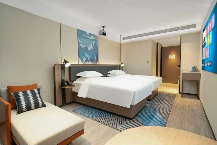 Room 6 of 13