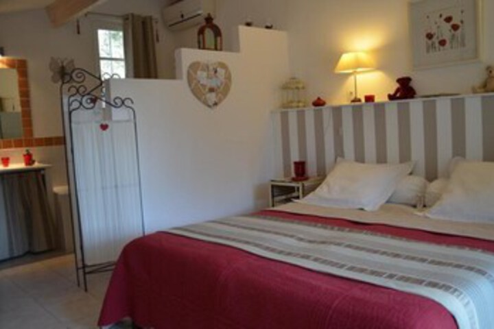 Room 2 of 33