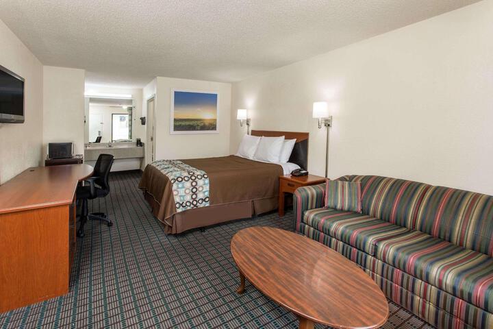 1 King Bed (2 of 4)