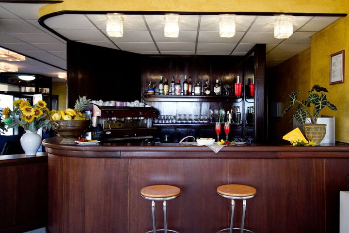 Lounge 49 of 74