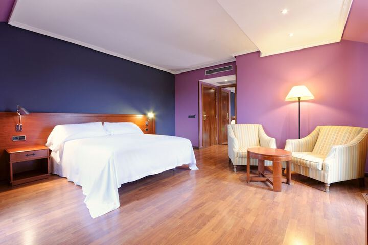 Room 5 of 68