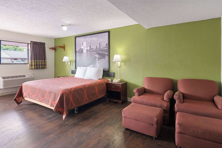 1 King Bed (6 of 16)