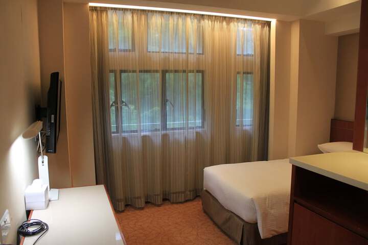 Room 12 of 40