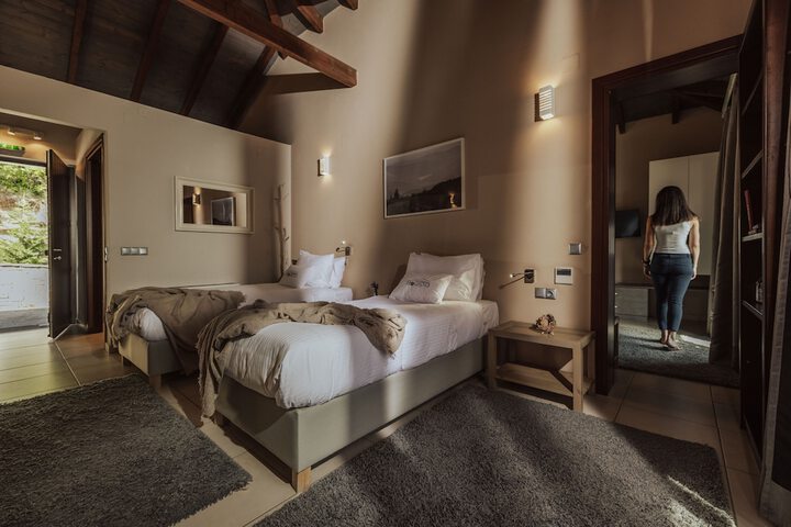 Room 5 of 98