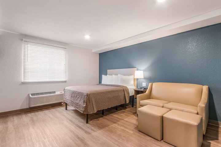 1 Queen Bed (12 of 19)