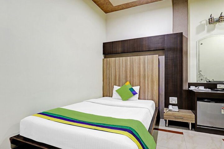 Room 9 of 32