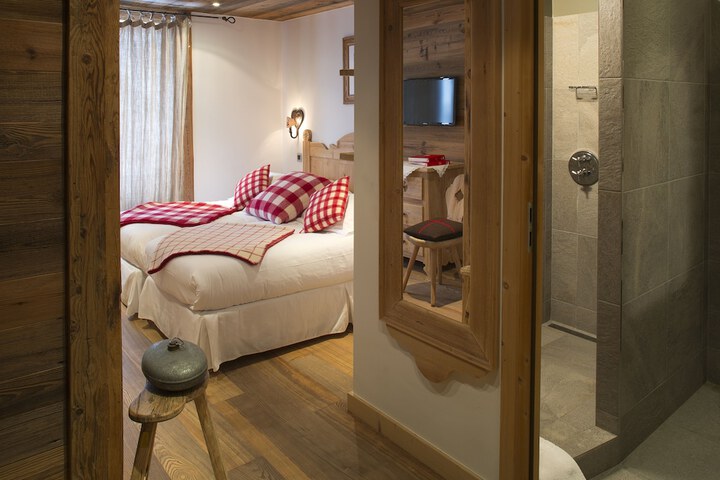 Room 32 of 85