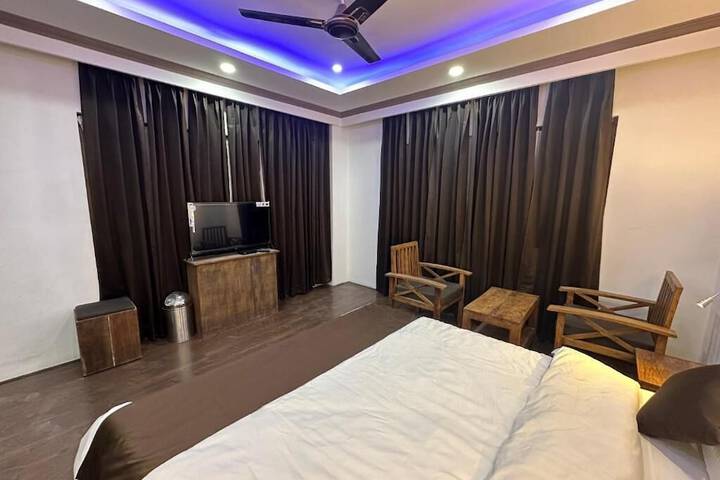 Room 9 of 16