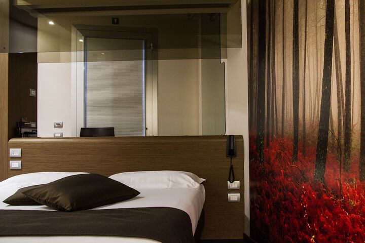 Room 8 of 95