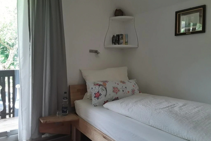 Room 9 of 10