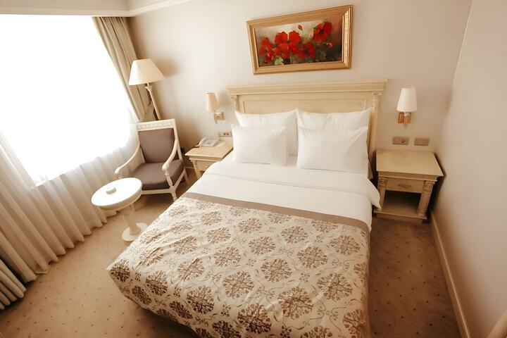 Room 27 of 77