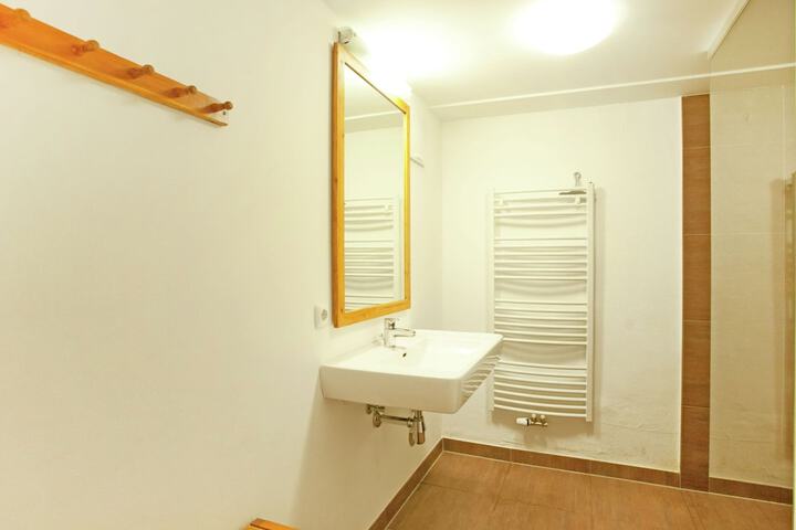 Room 16 of 34