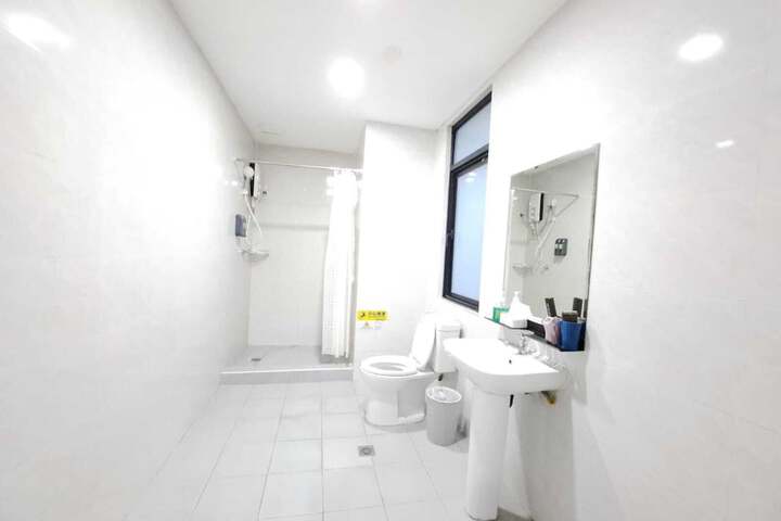 Room 6 of 32