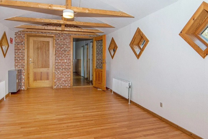 Room 11 of 25