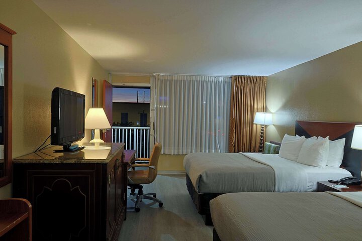 2 Queen Beds (31 of 32)