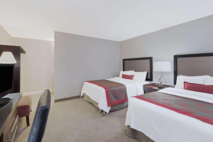 1 King Bed (3 of 8)