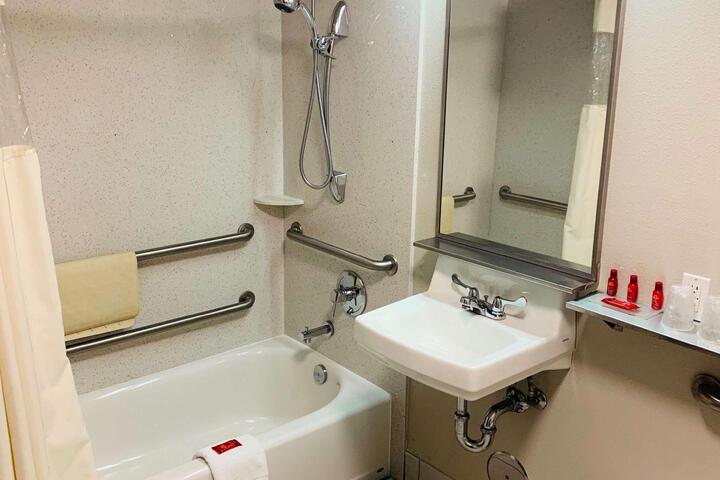 1 King Bed Desk Microwave and Refrigerator High Speed Internet Accessible Coffee Maker, Hairdryer Full Breakfast (5 of 18)