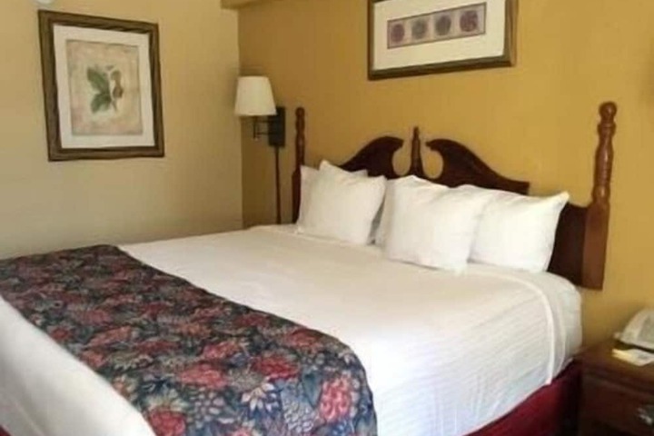 1 Queen Bed Mobility Accessible (8 of 27)