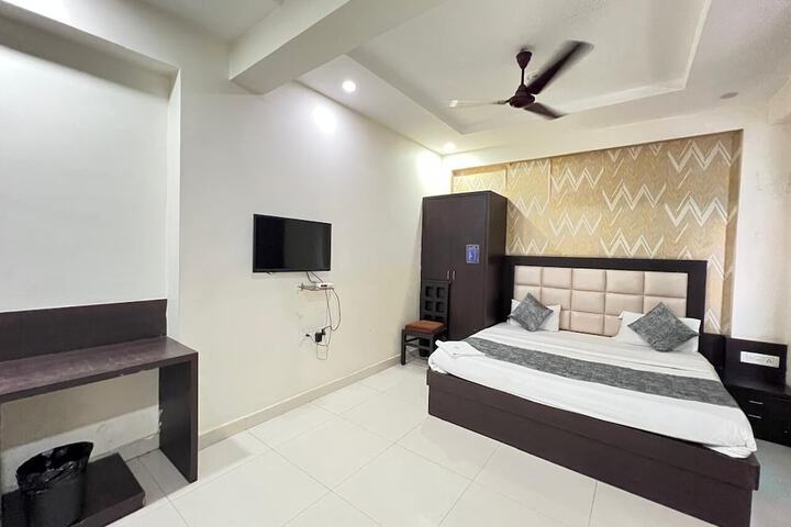 Room 3 of 10