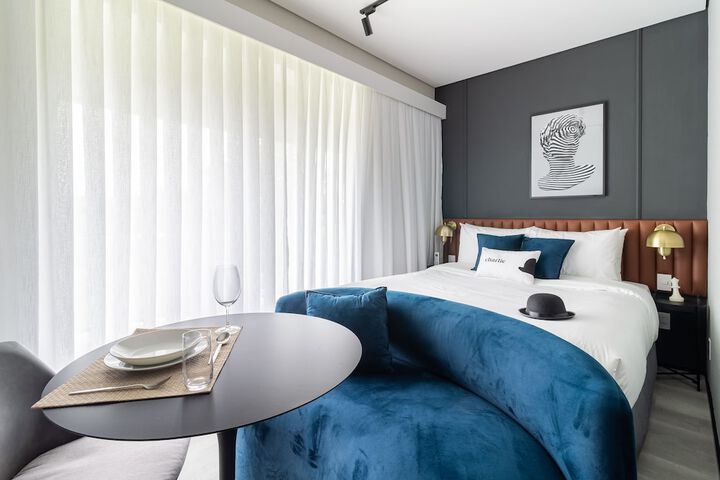 Room 2 of 184